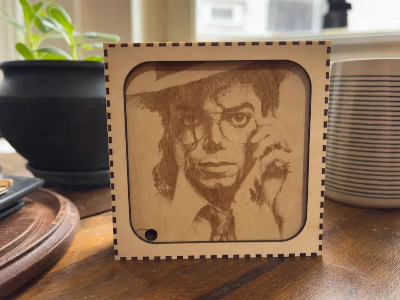 [Laser cut and engrave] Portrait de Michael Jackson sur cadre en bois