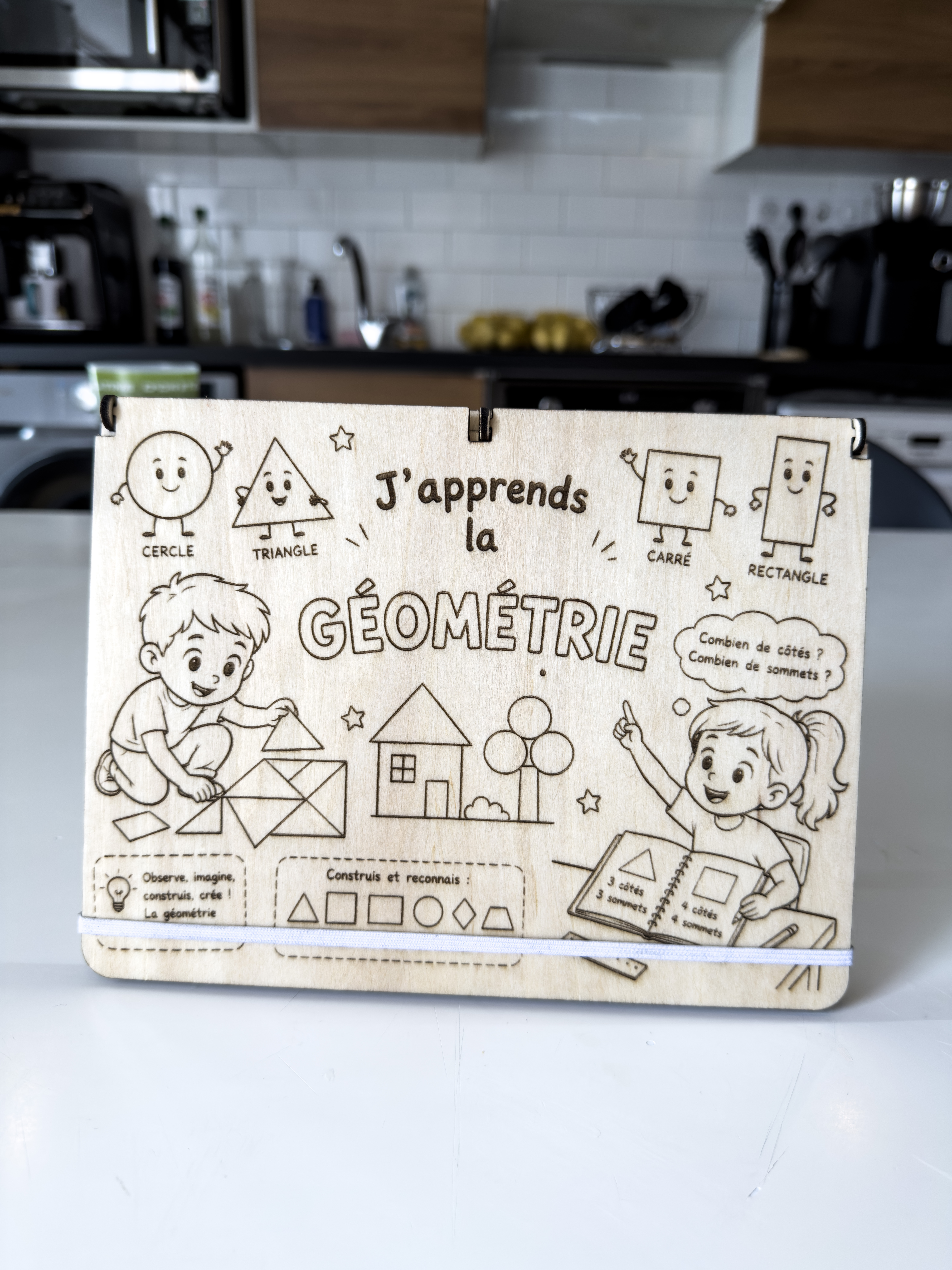 Coffret de géométrie avec boîte de rangement, comprenant une règle, une équerre et un rapporteur. 1