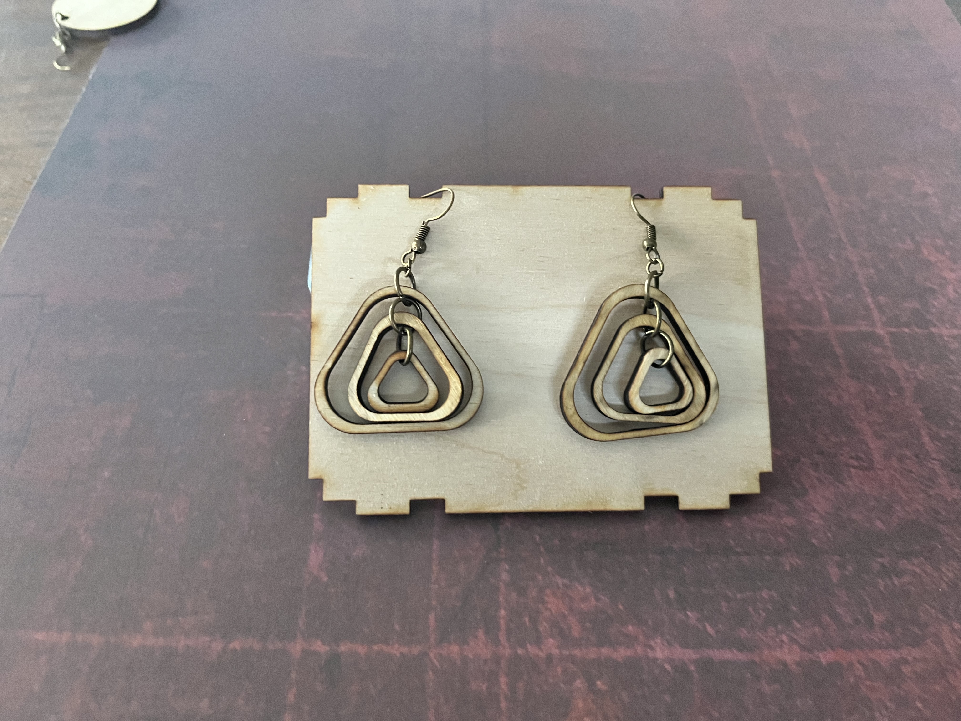 [Laser cut and engrave] Boucles d'oreilles pendantes géométriques en forme de triangle