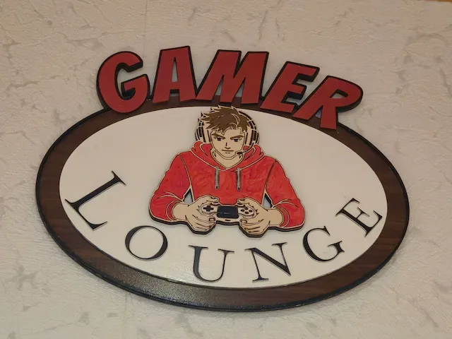 Gamer Lounge Wand-Schild mit spielendem Jungen