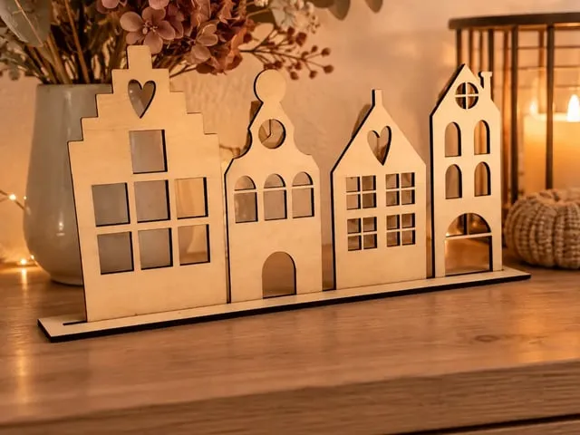 Häuserzeile aus Holz als Tischaufsteller mit Herzmotiven