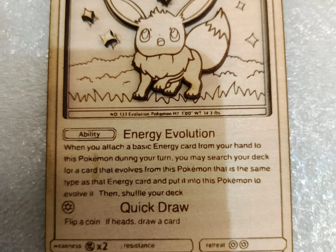 Carte à collectionner en bois représentant le Pokémon Évoli
