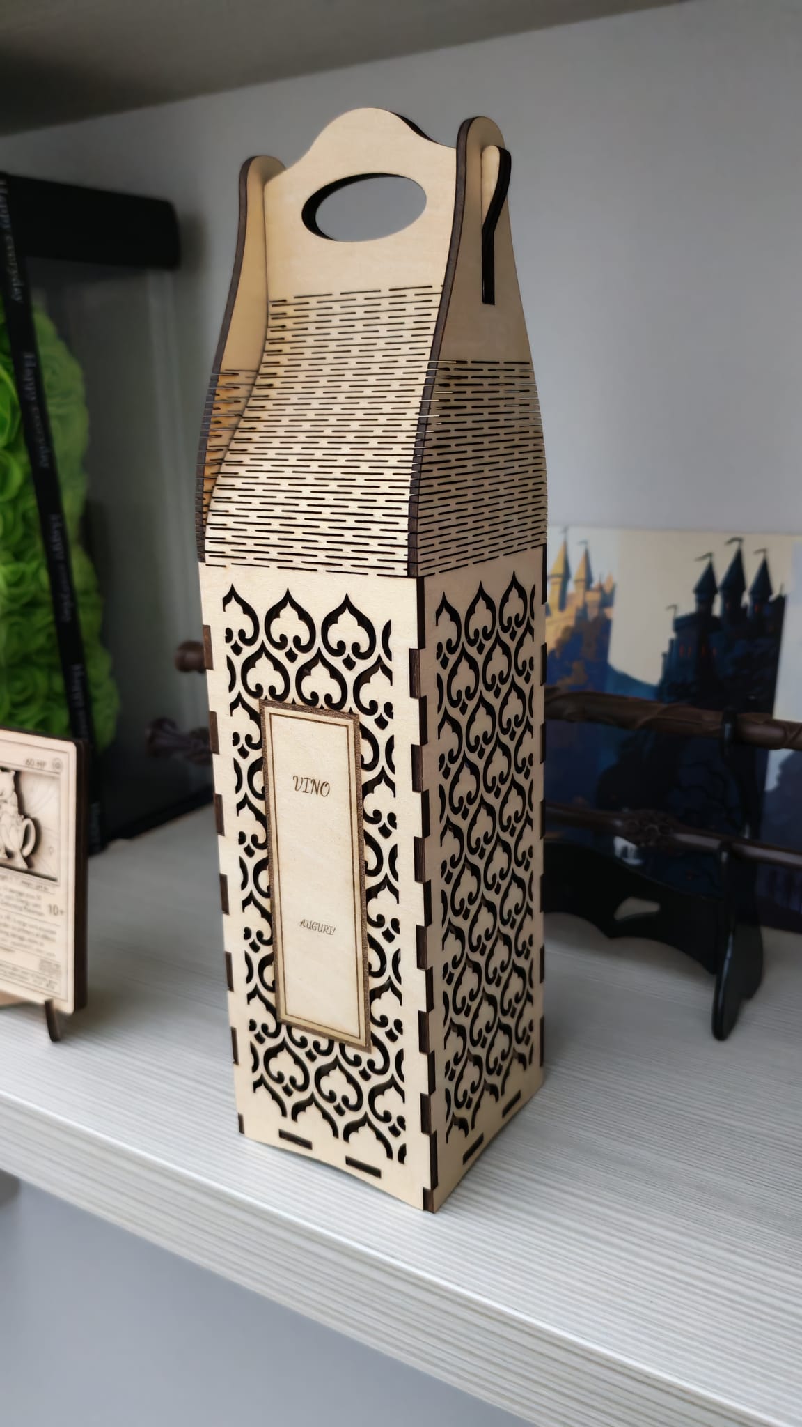 [Laser cut and engrave] Scatola portabottiglie in legno con decoro damascato e scritta Vino Auguri