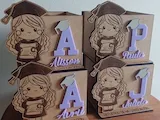 [Laser cut and engrave] Portalápices personalizado con temática de graduación para niños - Girl and boy - Spanish and English