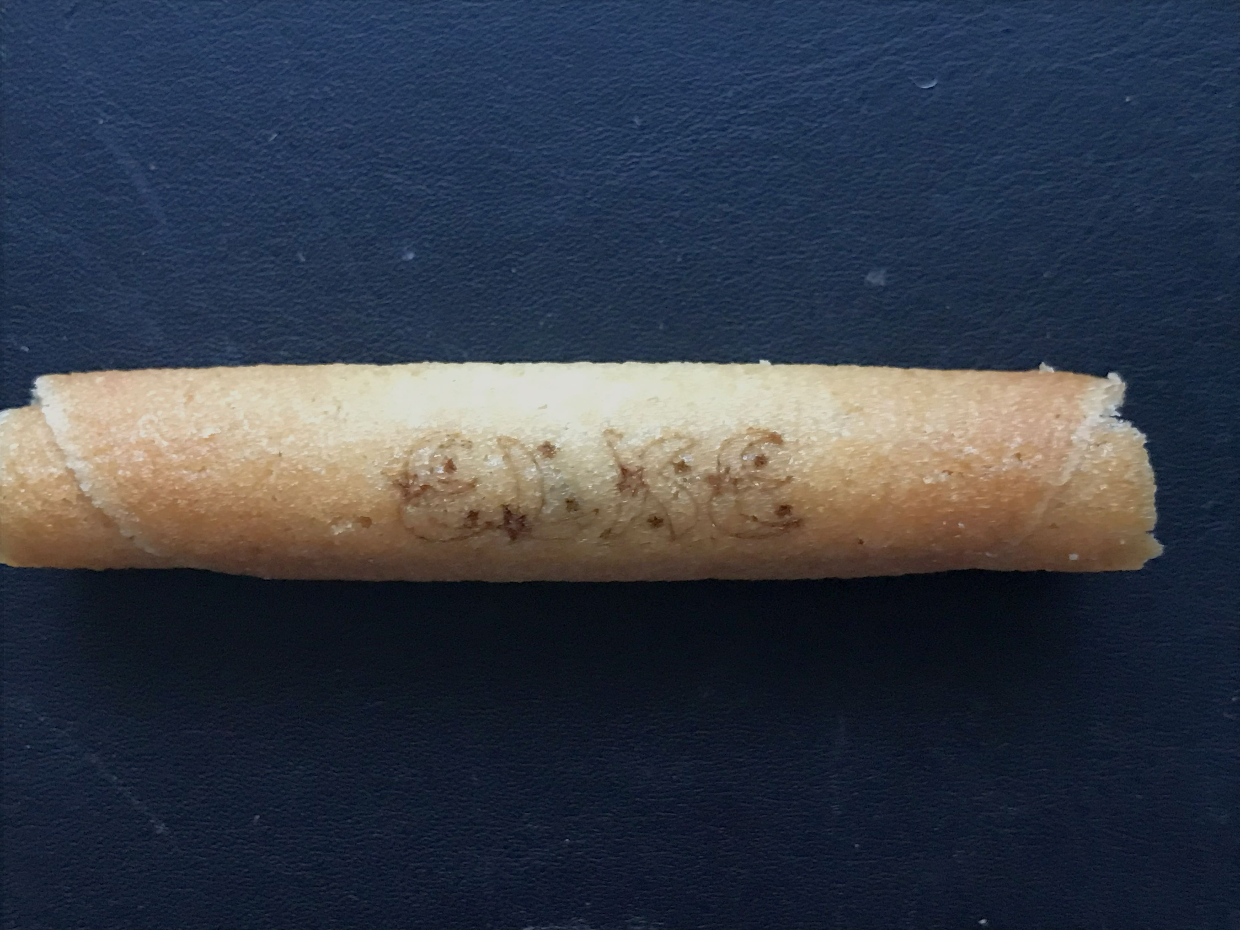 [Laser cut and engrave] Knusprige Waffelrolle mit eingeprägtem Schriftzug