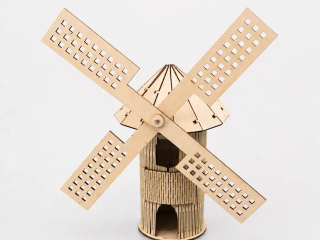 Maquette de moulin à vent en bois traditionnel
