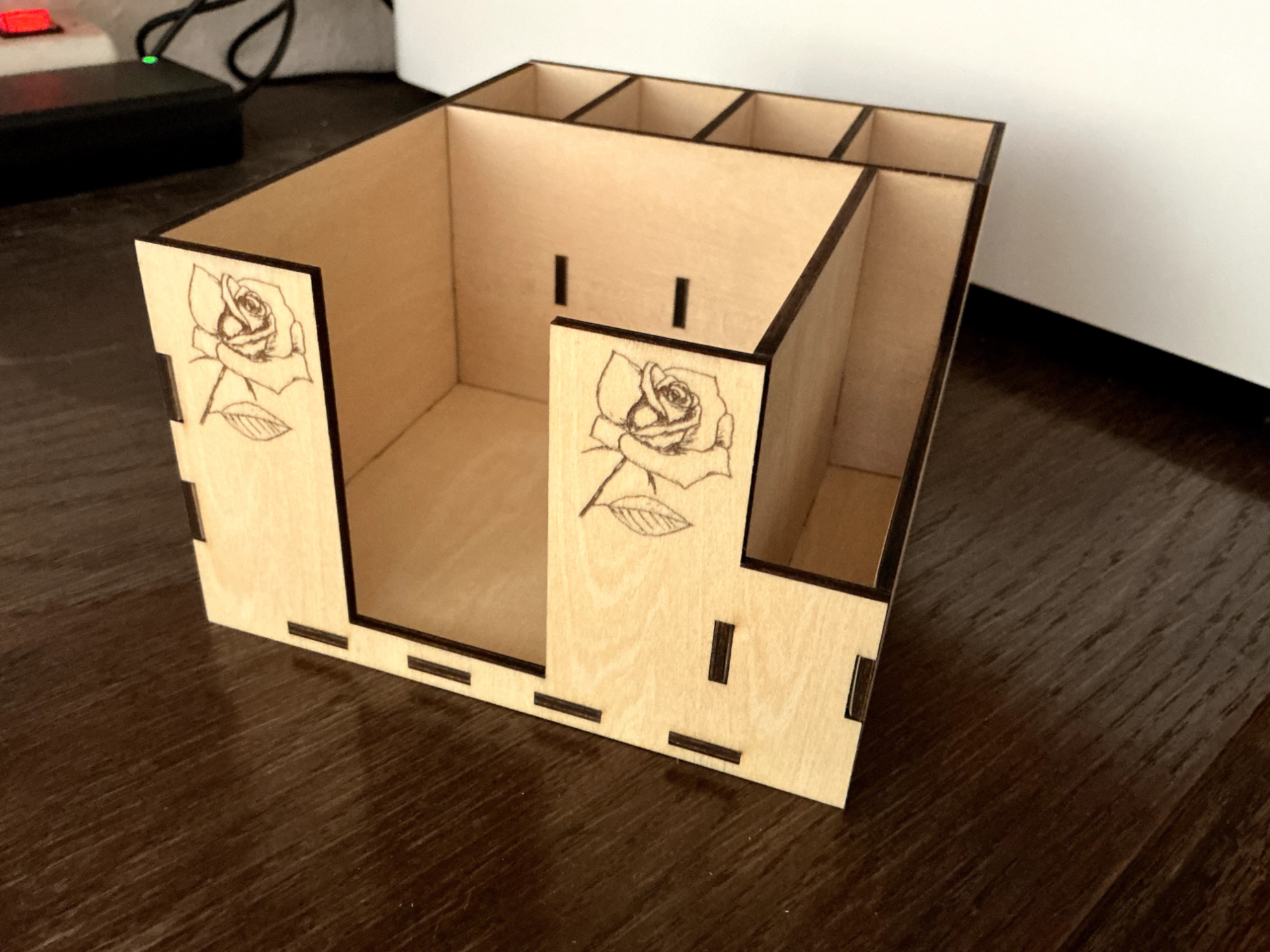 Schreibtisch-Organizer aus Holz mit Rosenmotiv