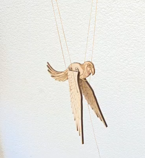 [Laser cut and engrave] Fliegender Ara Papagei Marionette zum Aufhängen, #makeitmove