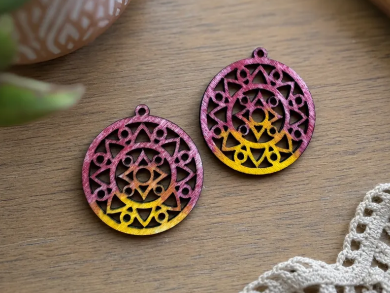 Runde Mandala Ohrringe mit Farbverlauf in Gelb und Violett