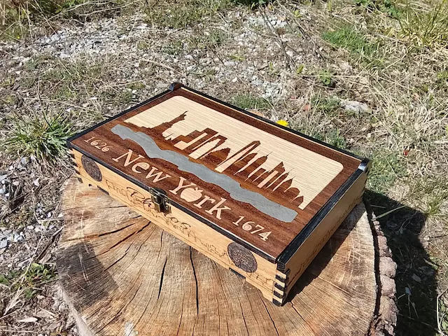 Boîte en bois avec skyline de New York