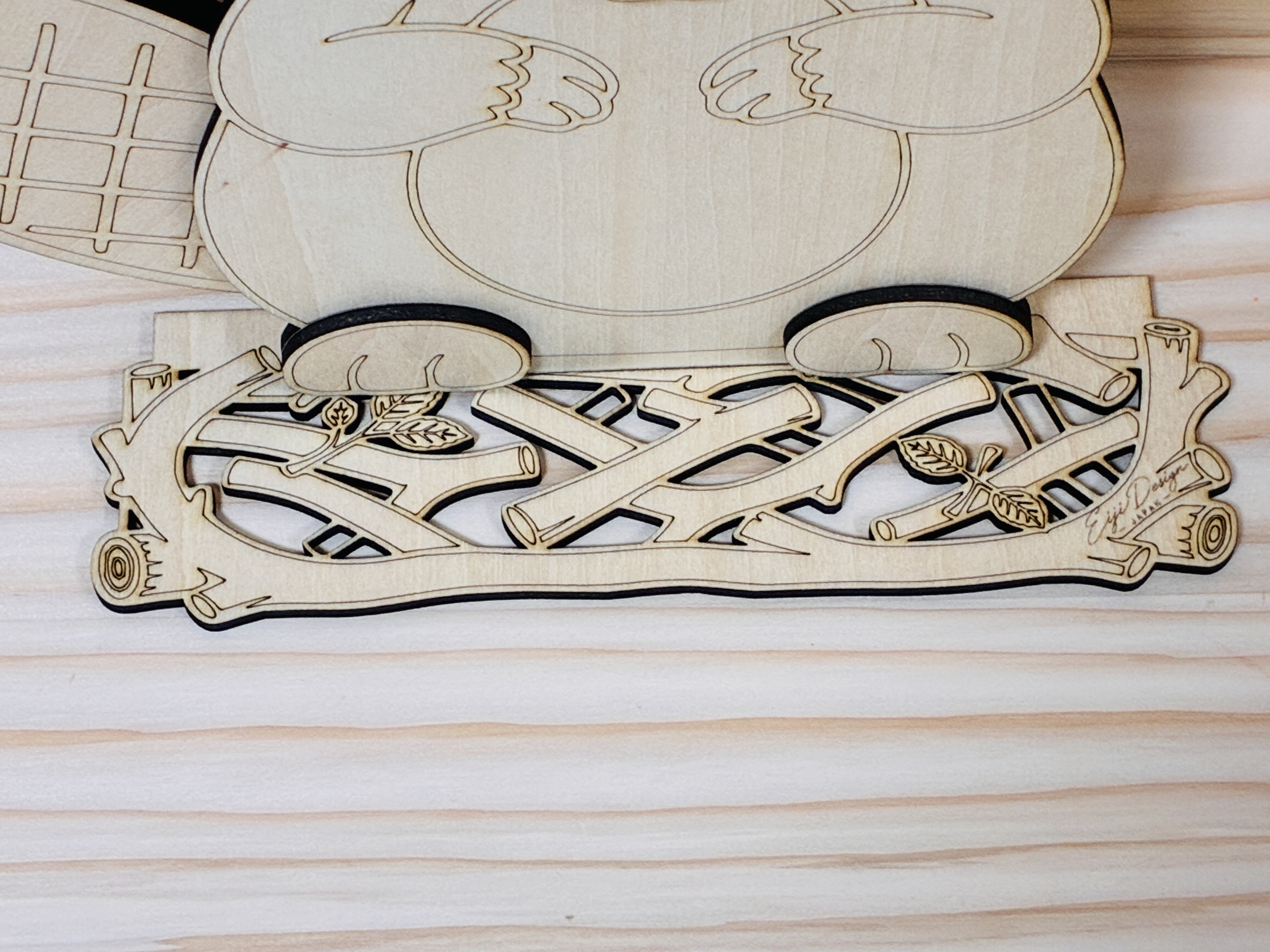 [Laser cut and engrave] ビーバーの形をした木製メガネスタンド