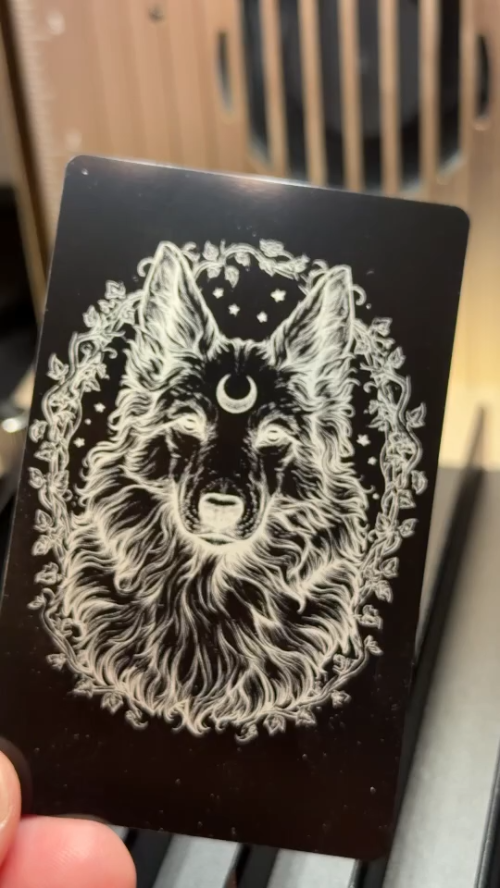 [Laser cut and engrave] การ์ดไพ่ทาโรต์ลายหมาป่าและพระจันทร์เสี้ยวสีขาวบนพื้นหลังสีดำ