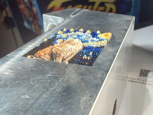 gato sobre aluminio