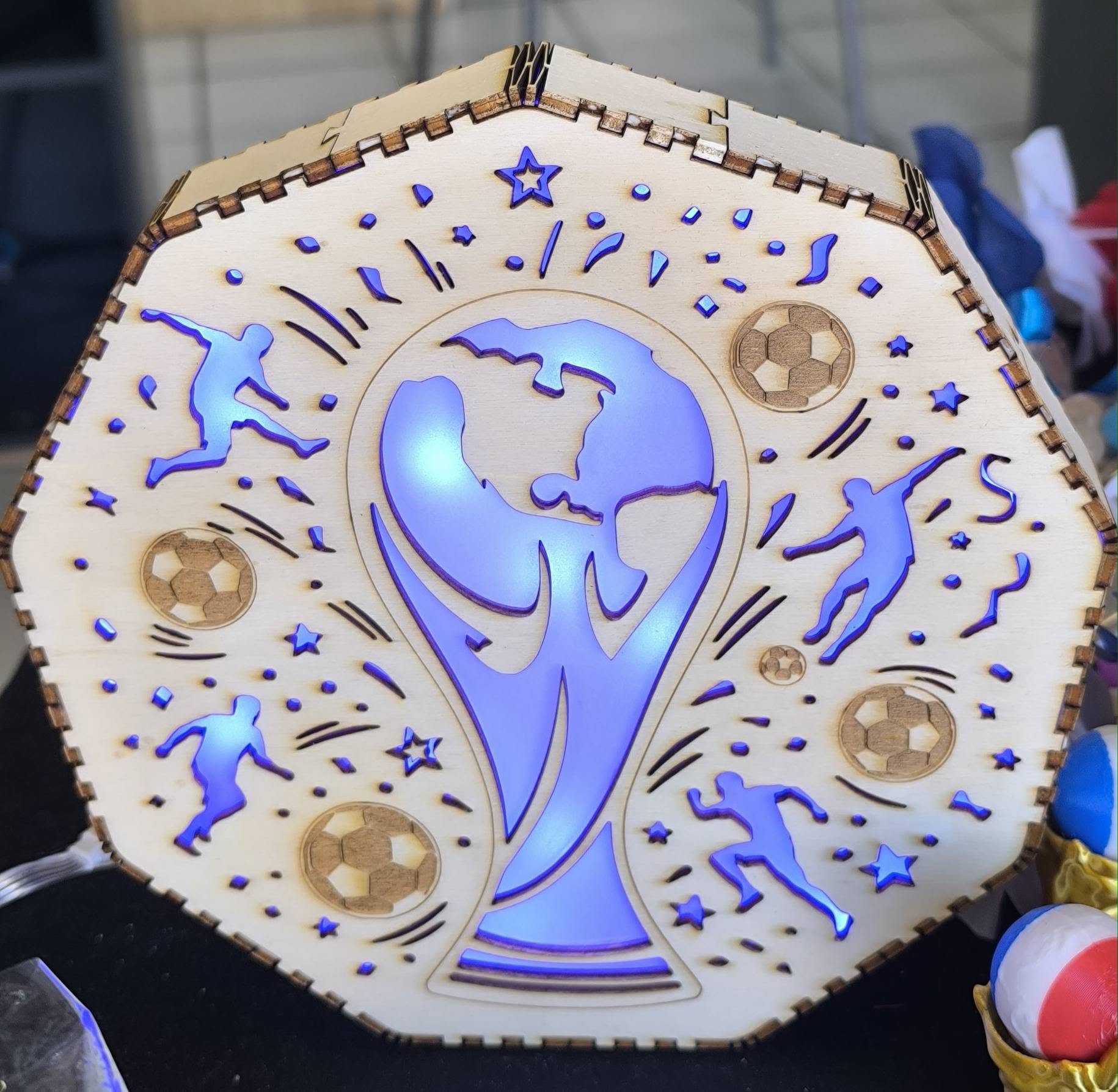 [Laser cut and engrave] Veilleuse hexagonale avec trophée de football et joueurs