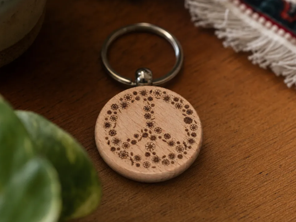 Porte-clés rond en bois avec motif floral de symbole de paix