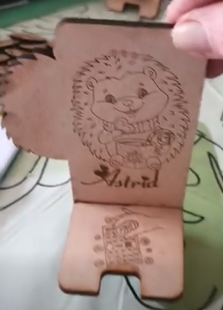 [Laser cut and engrave] Panneau décoratif en bois avec illustration de hérissons pour chambre d'enfant