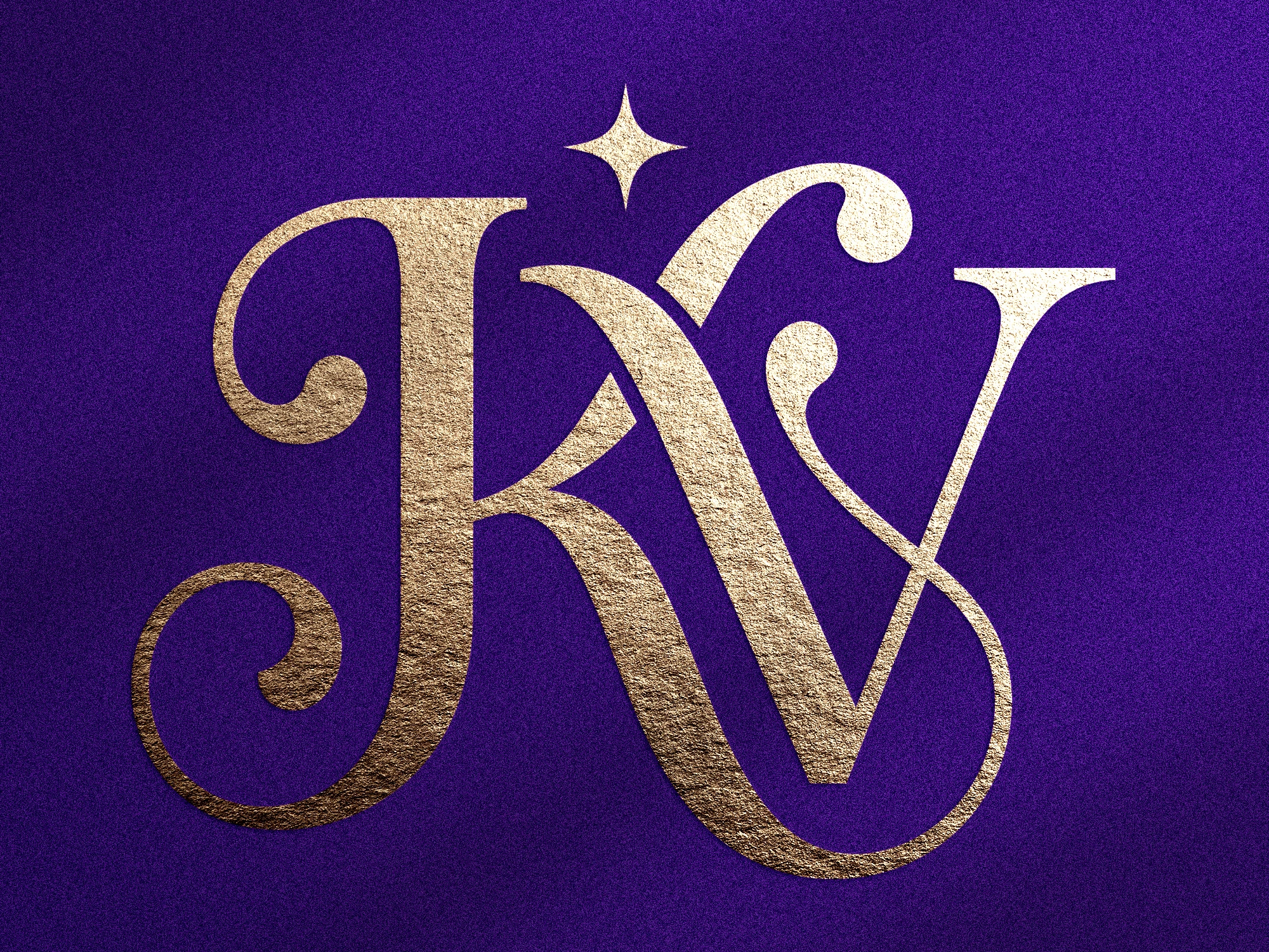 Monogramme doré avec les lettres K et V sur fond violet