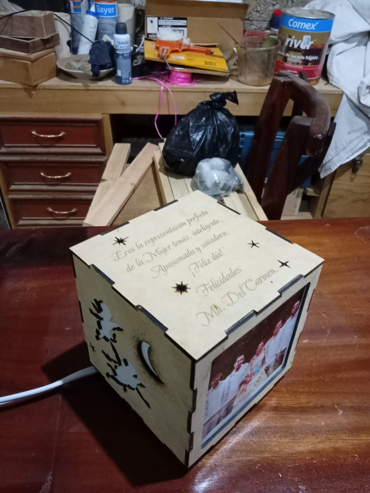 [Laser cut and engrave] Lámpara de cubo con diseño de la Virgen de Guadalupe y flores