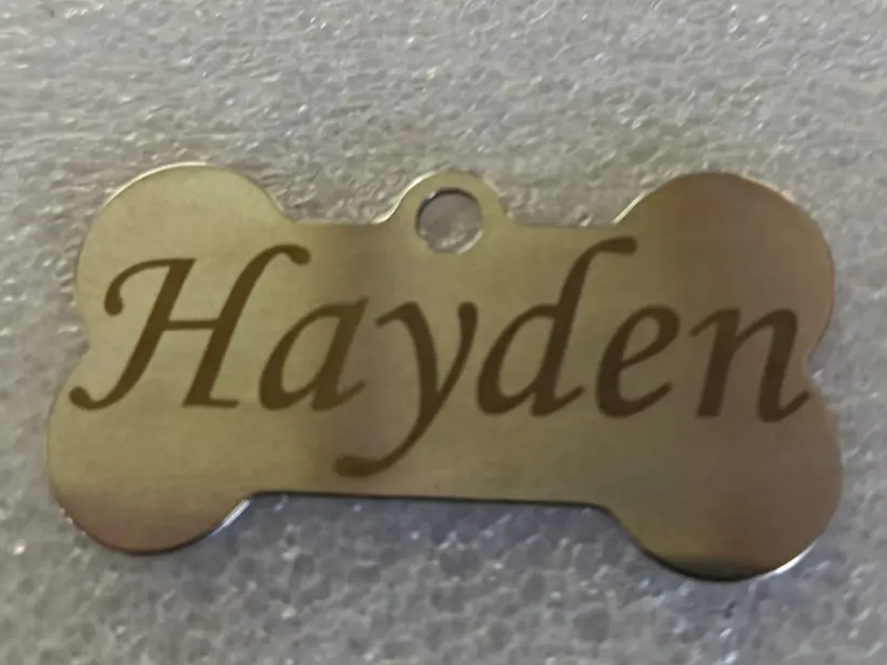 [Laser cut and engrave,Screen printing] Médaillon d'identification pour chien en forme d'os avec le prénom Hayden