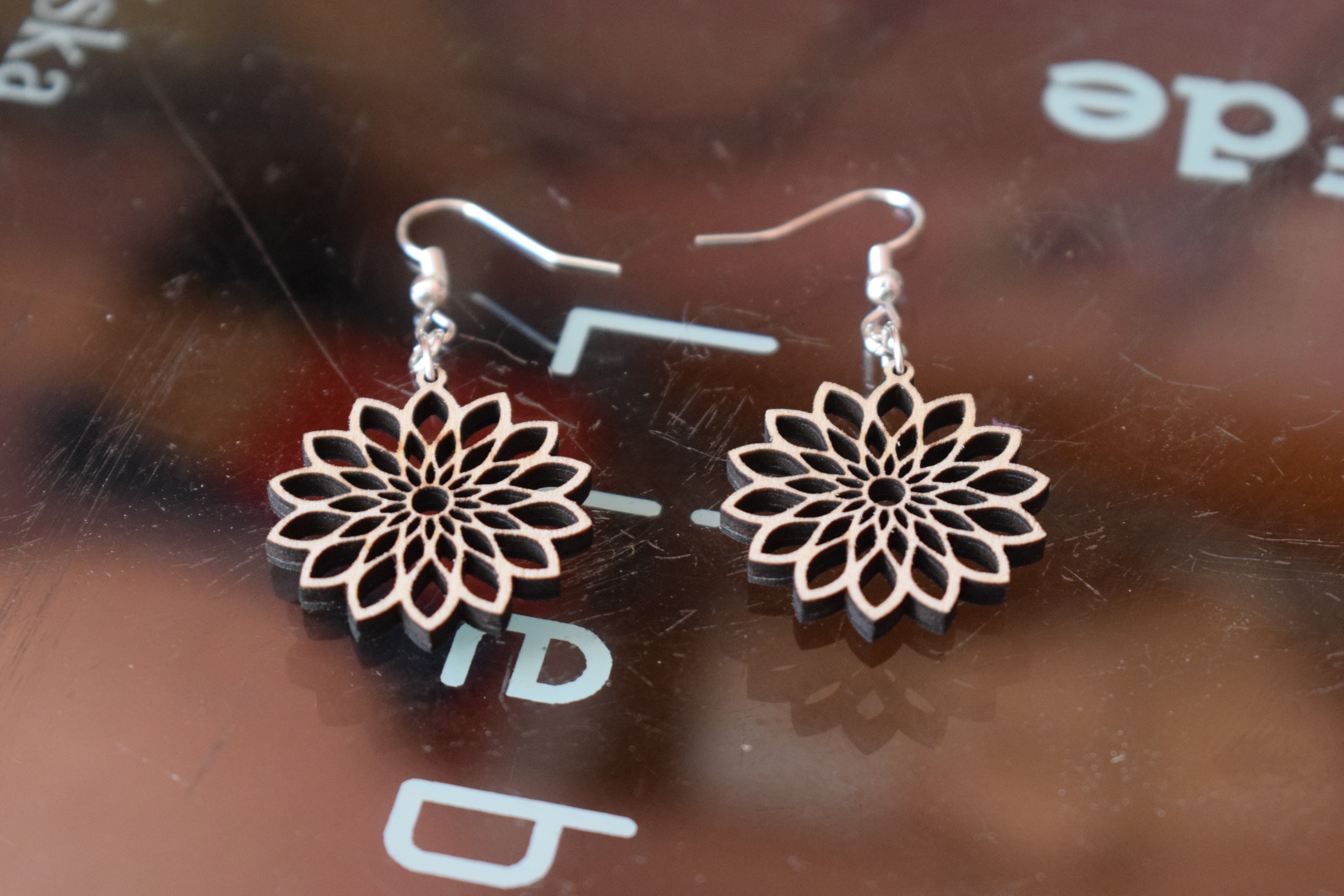 [Laser cut and engrave] Boucles d'oreilles pendantes en bois motif fleur géométrique