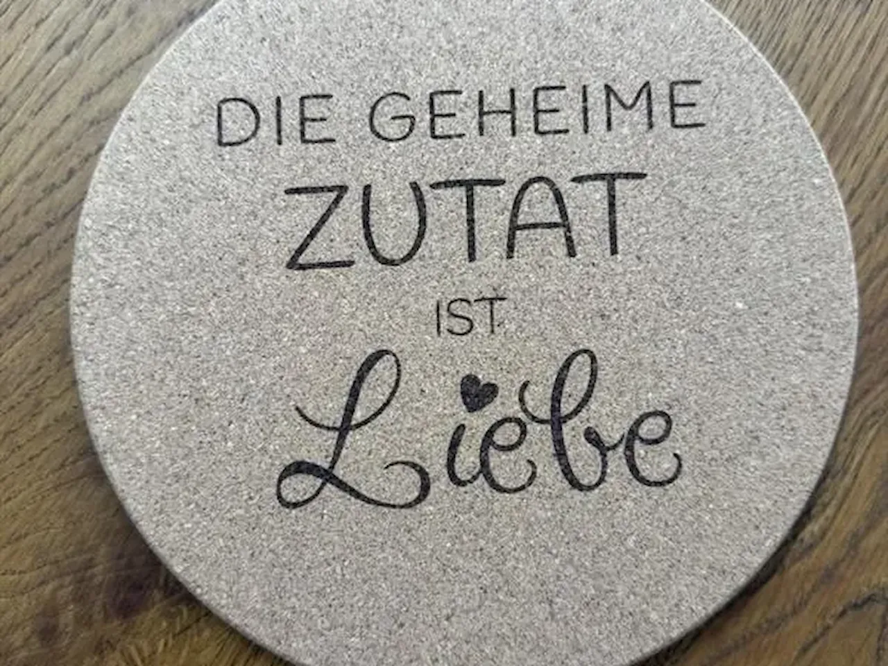 [Laser cut and engrave] Runder Untersetzer aus Kork mit Spruch Die geheime Zutat ist Liebe