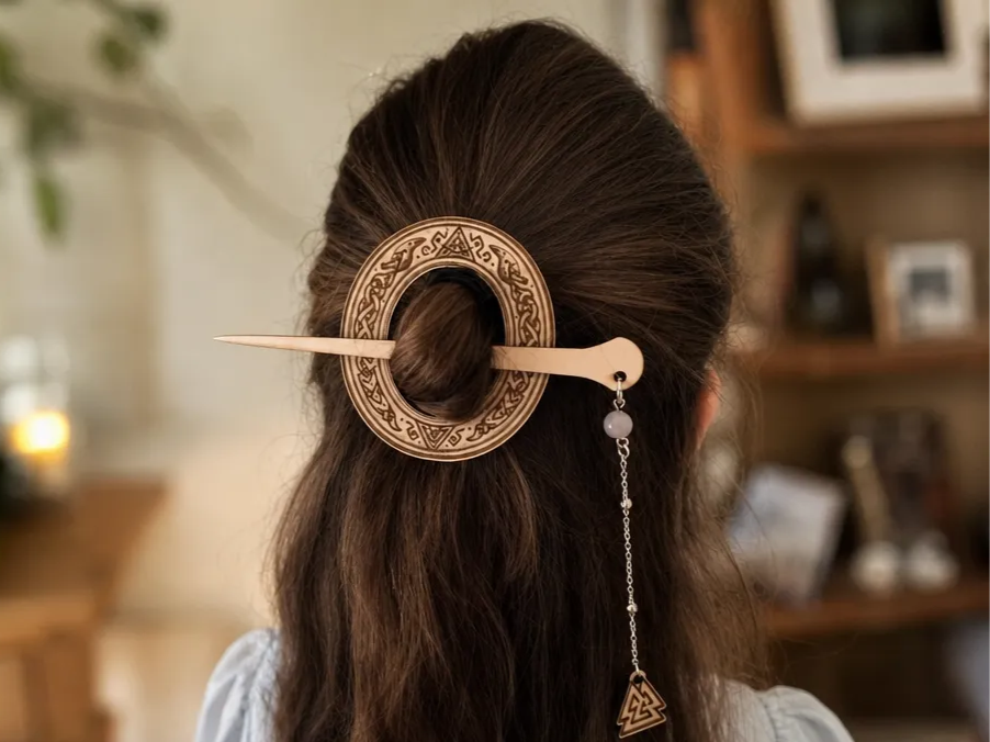 Barrette à cheveux ronde avec motif celtique et pendentif viking – Élégance nordique en bois gravé