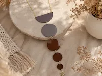 [Laser cut and engrave] Collier long géométrique avec disques bordeaux et pendentif doré