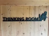 [Laser cut and engrave] Türschild Thinking Room mit sitzender Figur für das Badezimmer