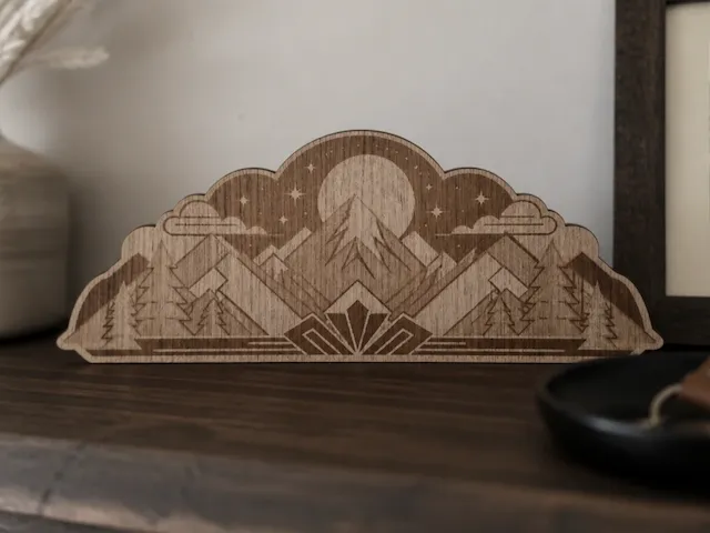 Figura decorativa de madera con paisaje de montaña y luna