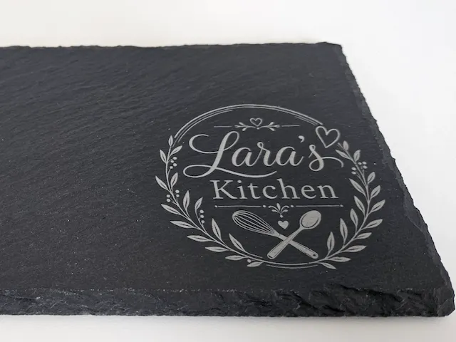 Schieferplatte mit Lara's Kitchen Gravur und Küchenutensilien Motiv