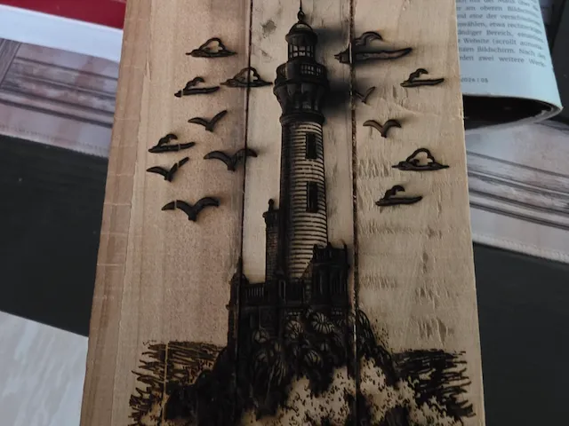 Holzbild mit Leuchtturm Motiv und fliegenden Vögeln