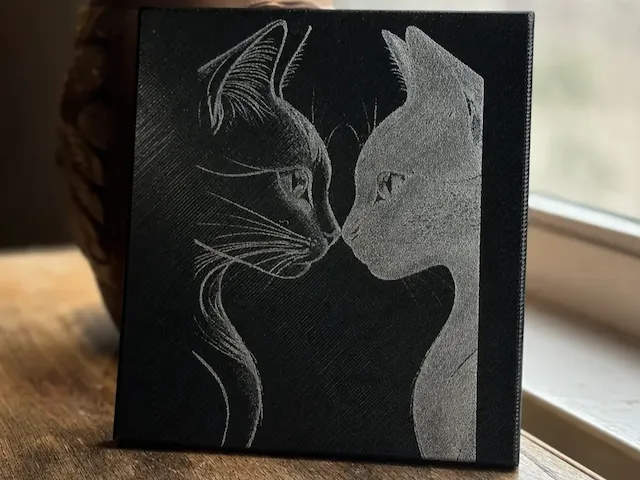 PETG schwarz Gravur mit zwei sich gegenüberstehenden Katzen