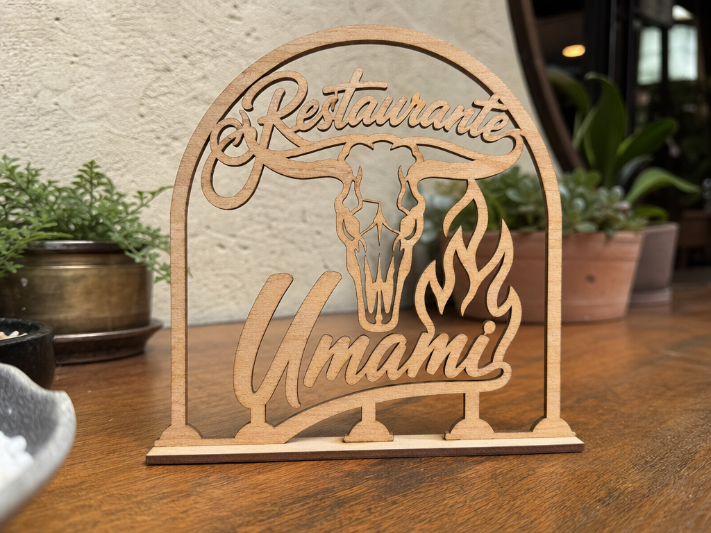 Tischaufsteller Restaurante Umami mit Stierschädel Motiv