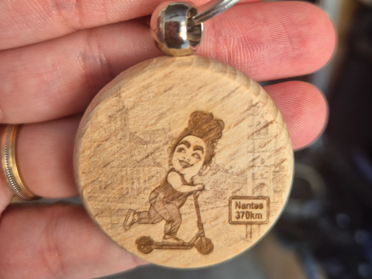Porte-clés rond en bois avec illustration de personnage sur trottinette