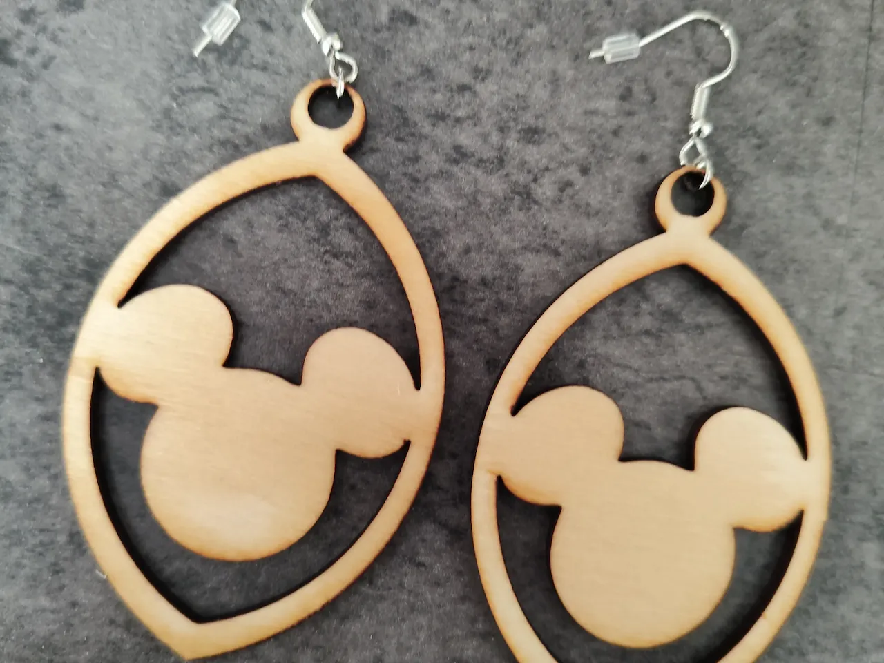 [Laser cut and engrave] Boucles d'oreilles en bois en forme de tête de souris