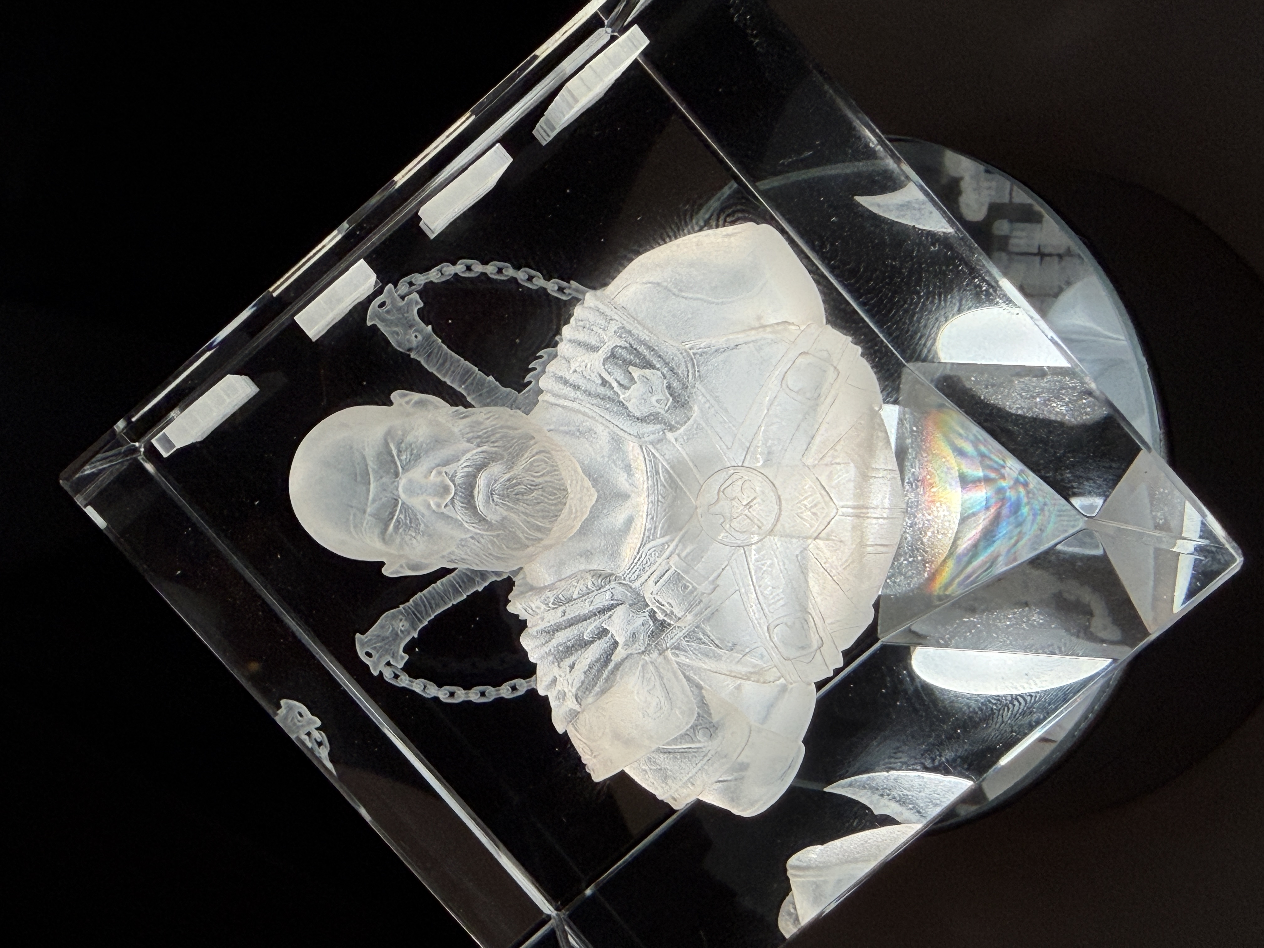 [Laser cut and engrave] Kratos Glaswürfel mit detaillierter 3D-Figur aus God of War