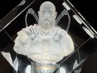 [Laser cut and engrave] Kratos Glaswürfel mit detaillierter 3D-Figur aus God of War