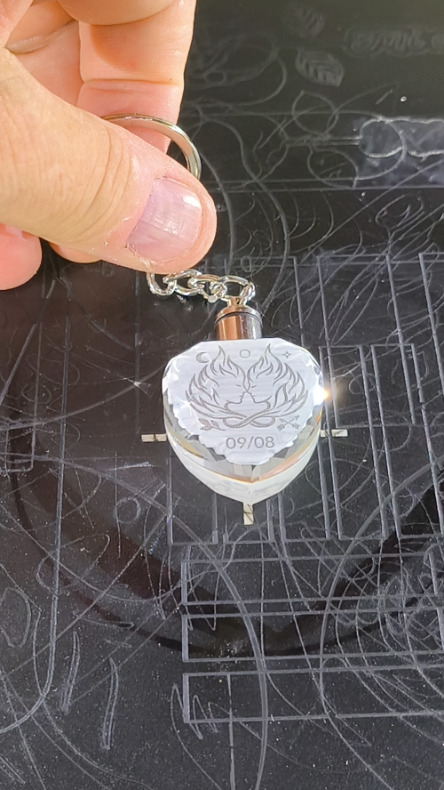 [Laser cut and engrave] Porte-clés lumineux en forme de cœur avec motif gravé