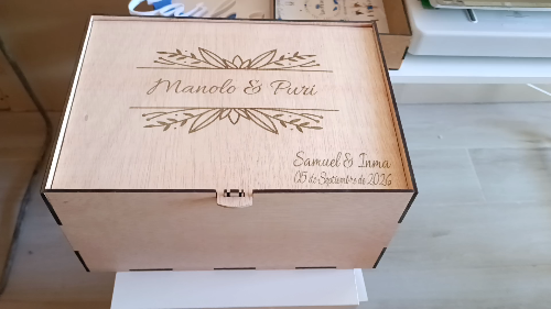 [Laser cut and engrave] Personalized Wooden Keepsake Box with Floral Motif