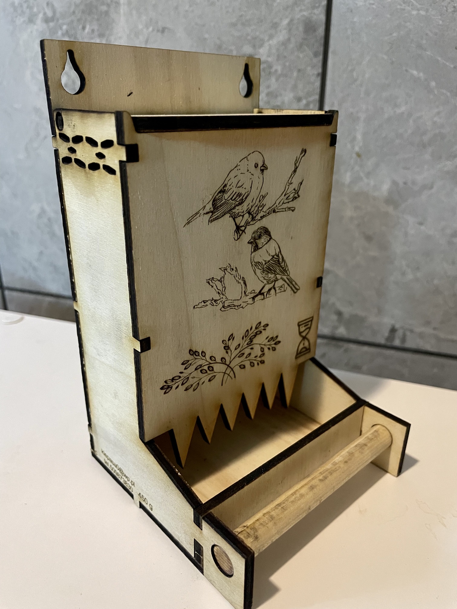 [Laser cut and engrave] Drewniany karmnik dla ptaków z motywem ptaków