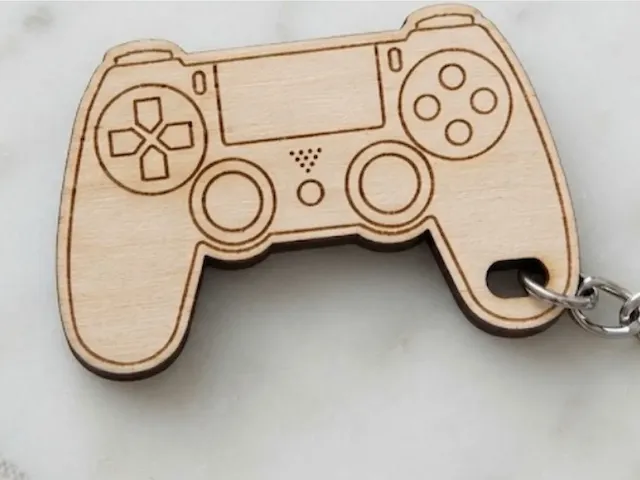Porte-clés en bois en forme de manette de jeu vidéo