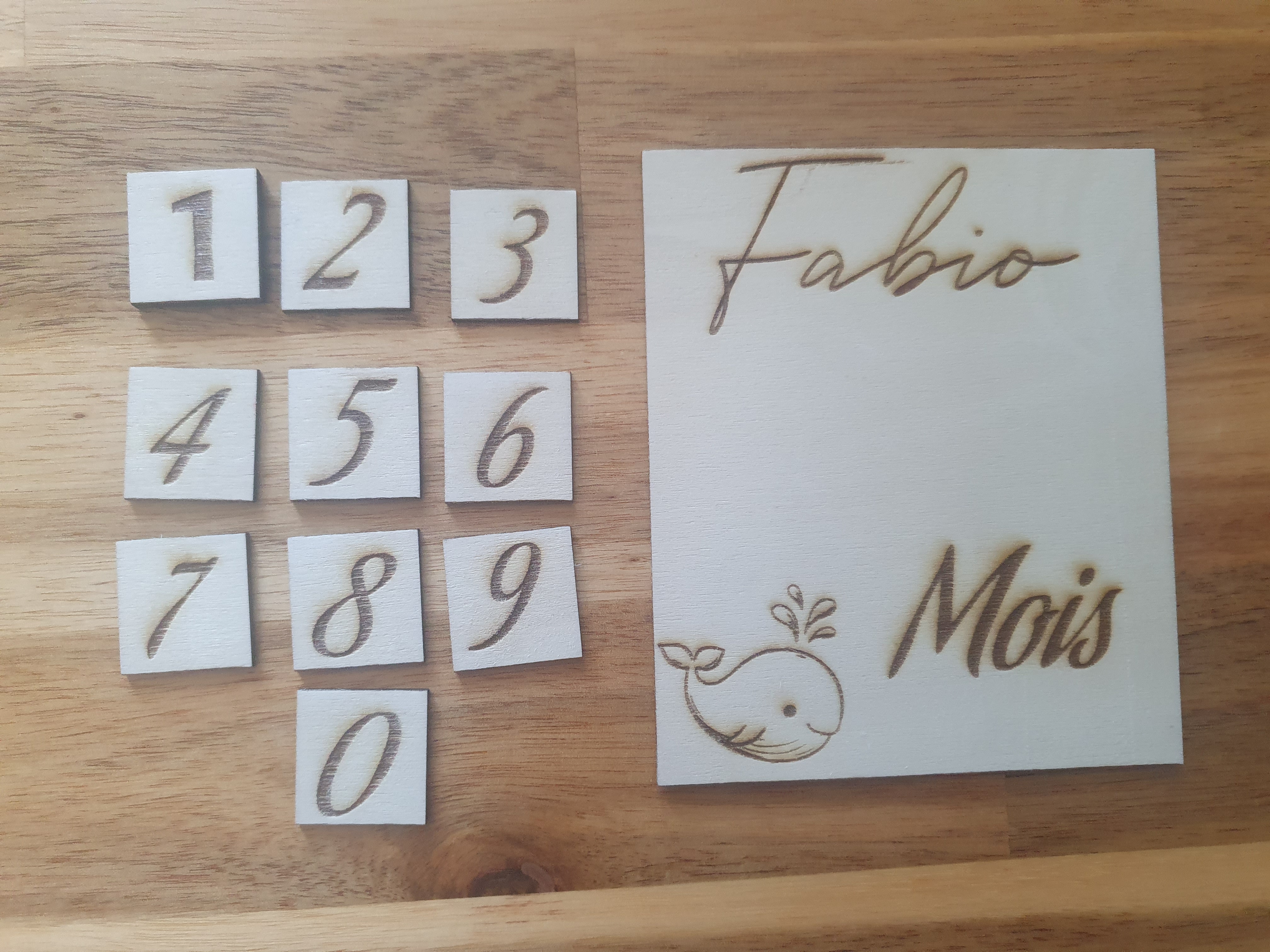 [Laser cut and engrave,Blade cut] Plaque en bois personnalisée avec prénom Fabio et motif baleine