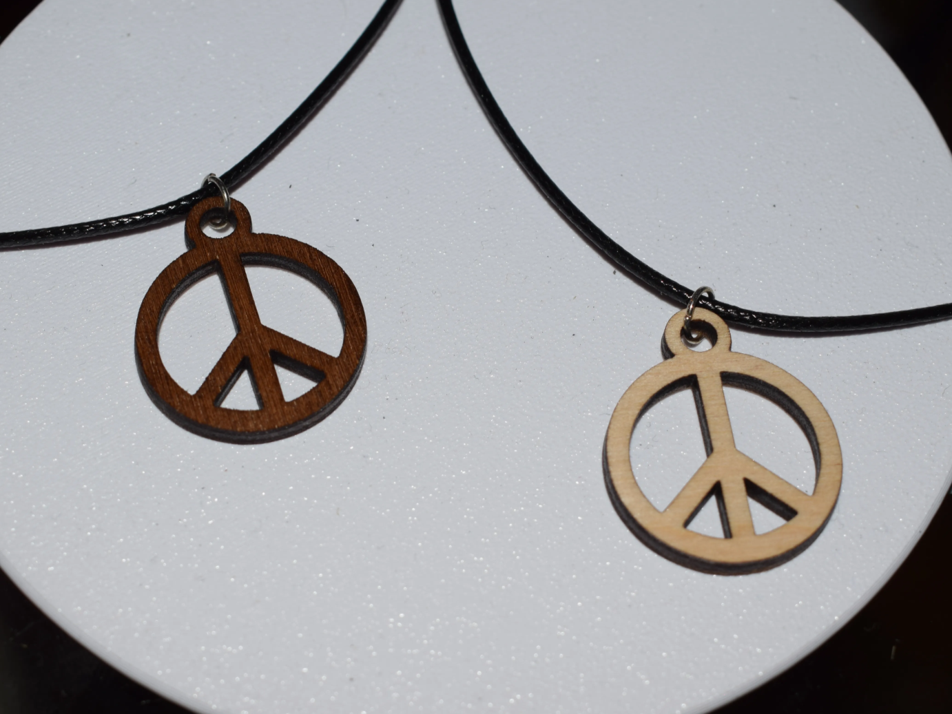 Colliers avec pendentifs symbole de paix en bois