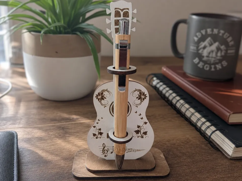 Porte-stylo en forme de guitare avec motifs floraux et musicaux
