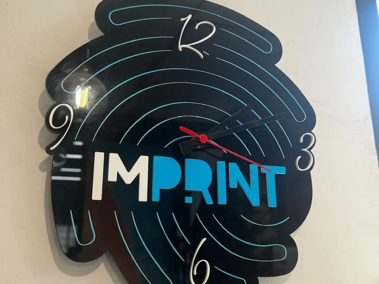 [Laser cut and engrave] Orologio da parete nero con motivo a impronta digitale e scritta Imprint
