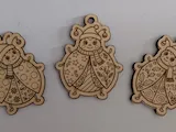 [Laser cut and engrave] Ornements de Noël en forme de coccinelle avec bonnet et écharpe