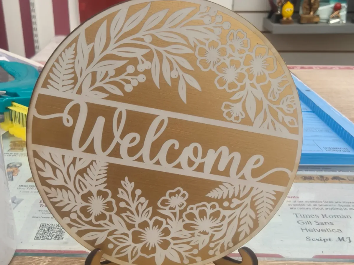 [Laser cut and engrave] Round Welcome Sign with Floral Wreath Motif