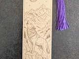 [Laser cut and engrave] Marque-page en bois avec loup hurlant sous la lune et motif montagne