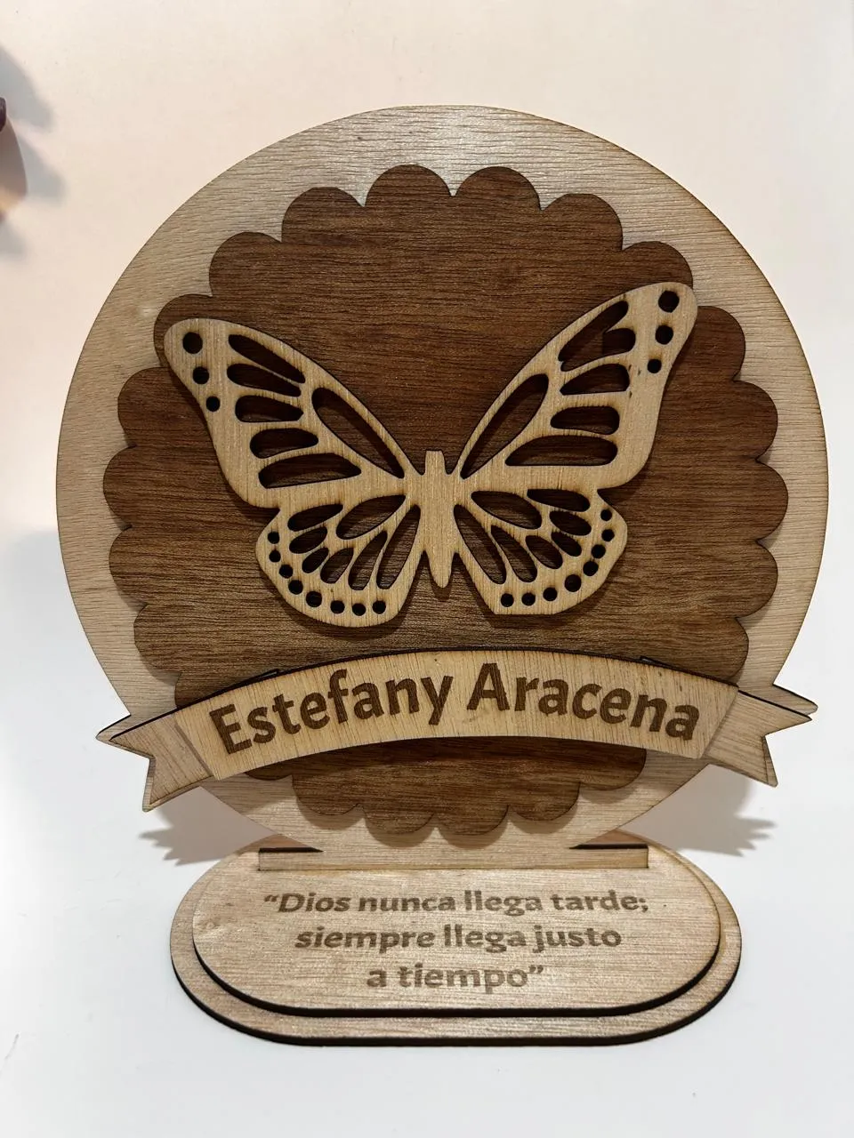 [Laser cut and engrave] Placa de madera personalizada con diseño de mariposa y nombre Estefany Aracena