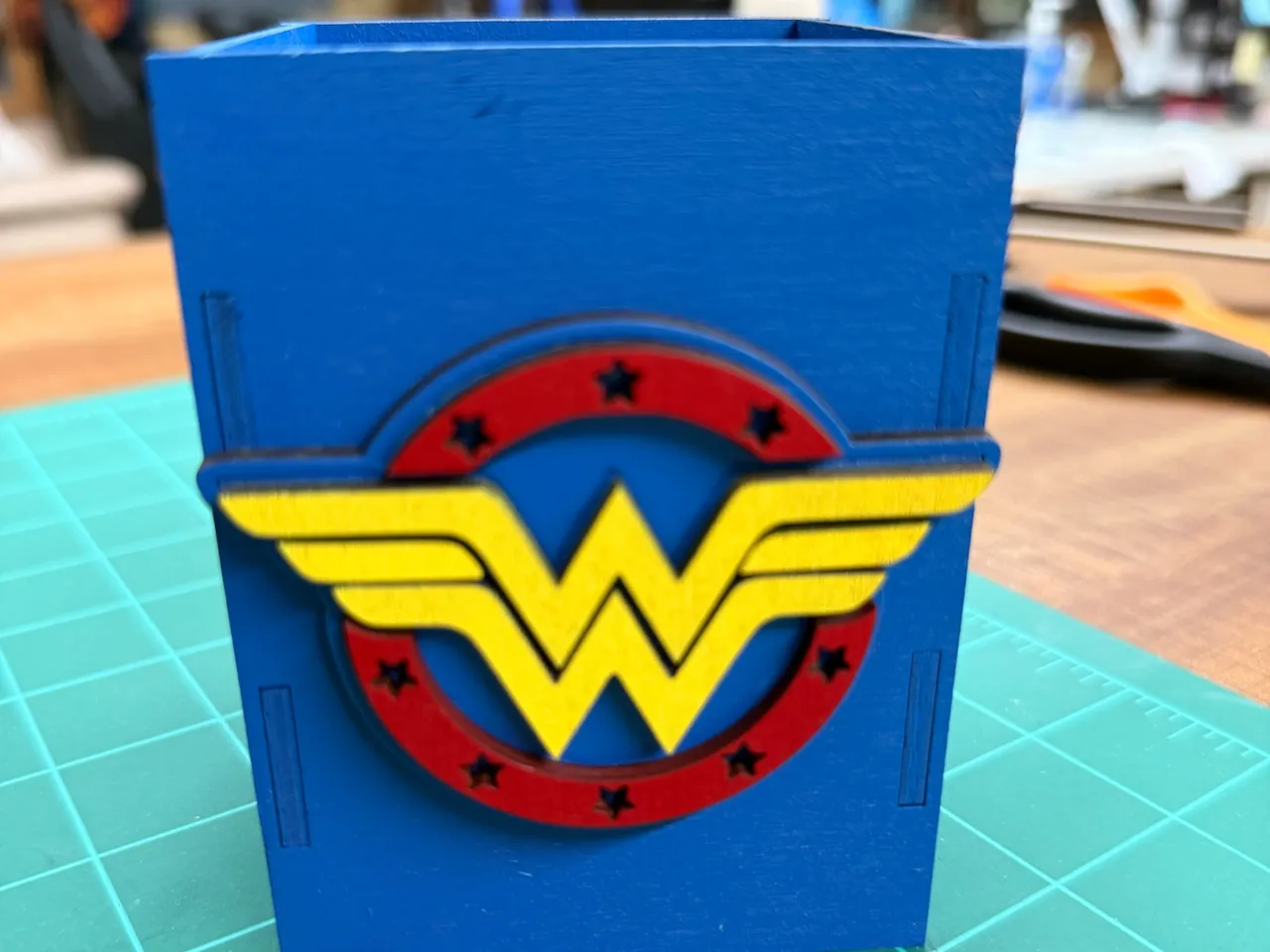 [Laser cut and engrave] Wonder Woman Logo Pencil Holder